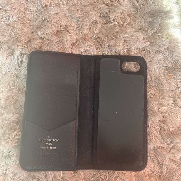Louis Vuitton Folio Cellphone Case - Picture 3 of 9